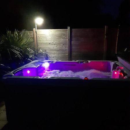 Chambre Au Nuit Etoile Et Jacuzzi Prive Bed & Breakfast Pleuven Luaran gambar