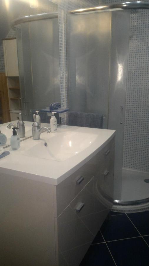 Chambre Au Nuit Etoile Et Jacuzzi Prive Bed & Breakfast Pleuven Luaran gambar